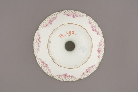 Compotier rond sur pied d'une série de quatre (R 491, 492, 493, 494), image 2/3