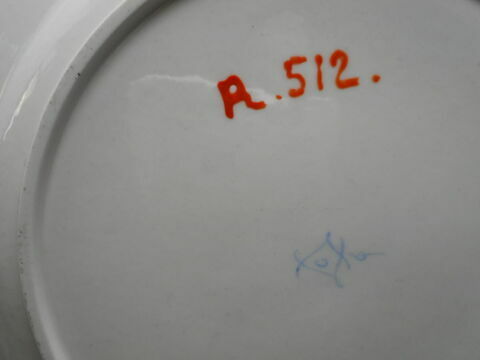 Assiette d'une série de quarante et une (R 510 à 549 bis), image 3/3