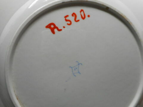 Assiette d'une série de quarante et une (R 510 à 549 bis), image 3/3