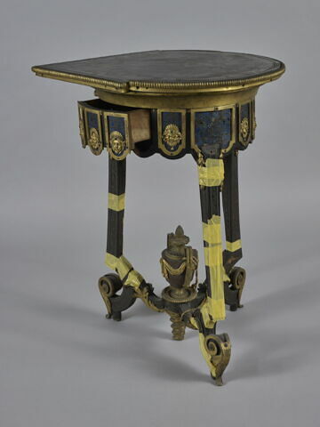 Table en encoignure, d'une paire, image 2/11