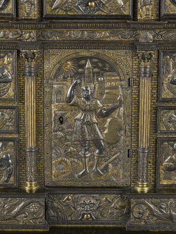 Cabinet à décor de damasquinure : Apollon entouré de divinités, image 2/6