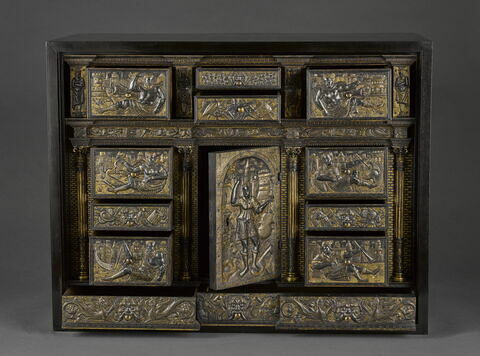 Cabinet à décor de damasquinure : Apollon entouré de divinités, image 6/6