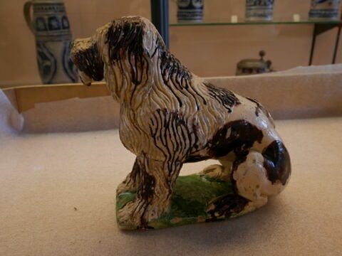 Statuette : Chien assis, image 2/2