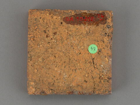 Carreau de pavement bicolore, d'un ensemble de trois (OA 10218 23 à 25), image 2/2