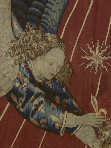 Dais de Charles VII : deux anges tenant une couronne, image 9/13