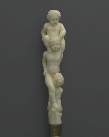 Cuiller, couteau et fourchette : trois putti se chevauchant, image 2/6