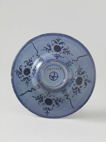 Coupe aux armes de la famille della Mirandole à décor de grotesques sur fond bleu, image 2/2