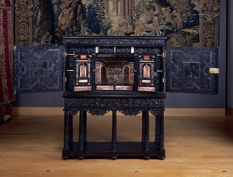 Cabinet sur piètement, image 2/15