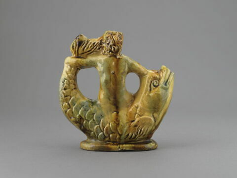 Vase à verser en forme de statuette : enfant nu chevauchant en amazone un dauphin, image 2/3
