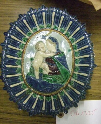Plat ovale : Vierge à l'Enfant, image 1/1