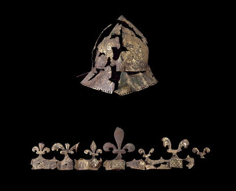 Chapel doré : casque de Charles VI composé de divers fragments avec la couronne, ses fleurons et trois médaillons, image 1/1