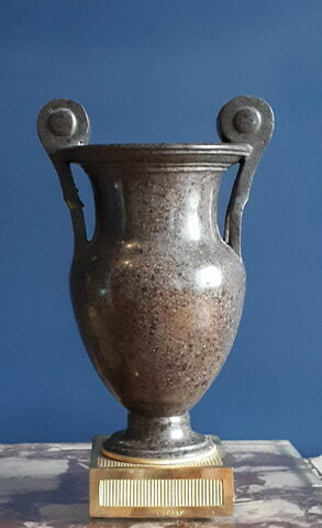 Vase de forme étrusque avec anses à rouleaux (d'une paire)
