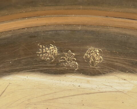 Tabatière ovale en or de couleurs ornée de miniatures, image 2/9