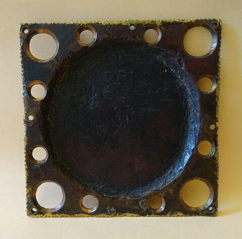 Plaque ronde provenant d'un phylactère (?) : Christ juge entre deux anges porteurs des instruments de la Passion, image 8/13