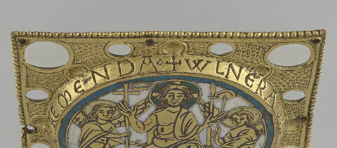 Plaque ronde provenant d'un phylactère (?) : Christ juge entre deux anges porteurs des instruments de la Passion, image 2/13
