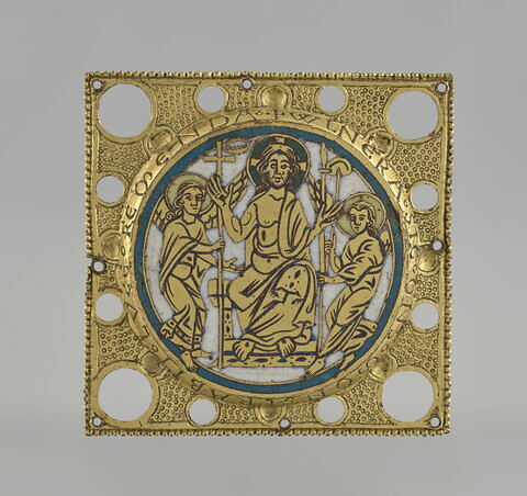 Plaque ronde provenant d'un phylactère (?) : Christ juge entre deux anges porteurs des instruments de la Passion