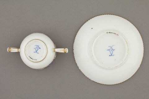 Petite tasse à toilette et soucoupe, image 2/5