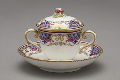 Petite tasse à toilette et soucoupe, image 3/5