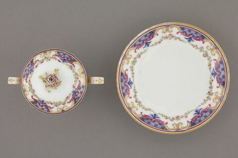 Petite tasse à toilette et soucoupe, image 4/5