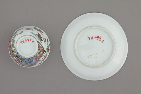 Tasse à thé avec soucoupe en porcelaine 