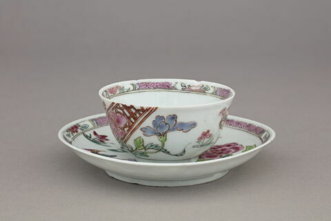 Tasse à thé avec soucoupe en porcelaine 