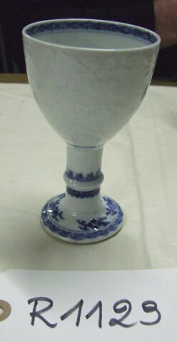 Gobelet, porcelaine de Chine blanche à décor en relief avec bordures bleues, image 5/5