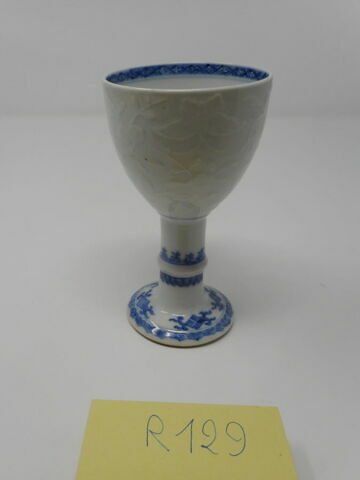 Gobelet, porcelaine de Chine blanche à décor en relief avec bordures bleues, image 4/5