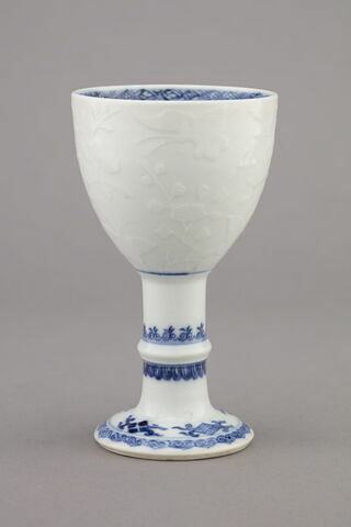 Gobelet, porcelaine de Chine blanche à décor en relief avec bordures bleues