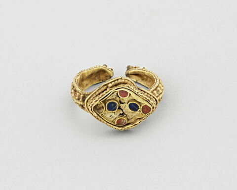 Bague à chaton losangique