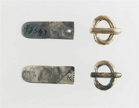 Quatre fragments de jarretière : deux ferrets et deux bouclettes (dont une en deux parties)