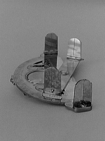 Graphomètre et son étui, image 2/3