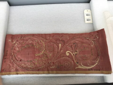 Fragment de parement d'autel à rinceaux, grenade et raisins, image 2/7