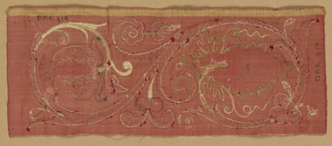 Fragment de parement d'autel à rinceaux, grenade et raisins, image 5/7
