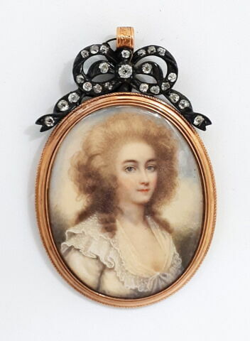Médaillon ovale en or : portrait féminin, Lady Millebank (étiquette)