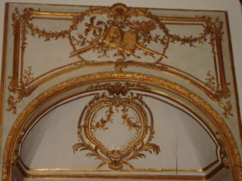 Embrasure et dessus-de-porte décoré d'un trophée avec un caducée et un pell., image 2/3