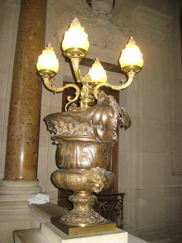 Candélabre d'une paire, image 2/2