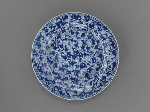 Plat rond : décor de feuillages
