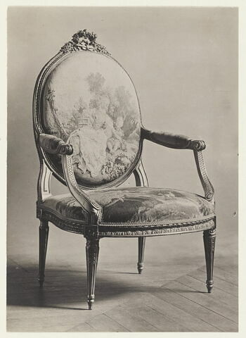 Fauteuil couvert en tapisserie de Beauvais, d'un ensemble de dix (OA 6657 à OA 6666), image 2/2