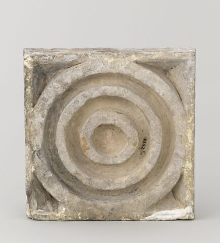Carreau carré, d'un ensemble de six carreaux aux emblèmes des Gonzague (OA 6342 A-F) : « PER UND / IXIR » [pour un désir], image 2/2