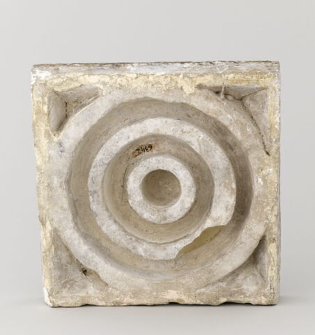 Carreau carré, d'un ensemble de six carreaux aux emblèmes des Gonzague (OA 6342 A-F) : une muselière avec le motto « CAUTIUS » [plus prudemment], image 2/3