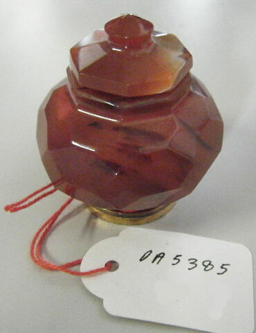 Vase sphérique taillé à facettes et surmonté d'un couvercle à huit pans, image 1/1