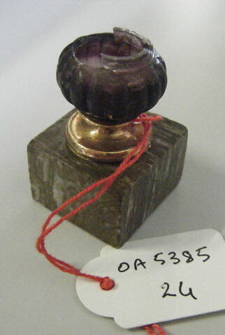 Vase de forme sphérique, orné de godrons et monté sur un pied en cuivre doré, image 1/1