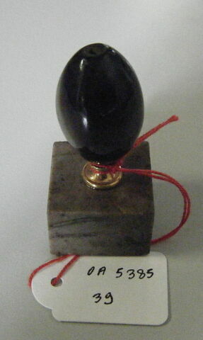 Vase en forme d'olive, image 1/1