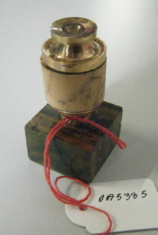 Vase cylindrique à col et base en cuivre doré