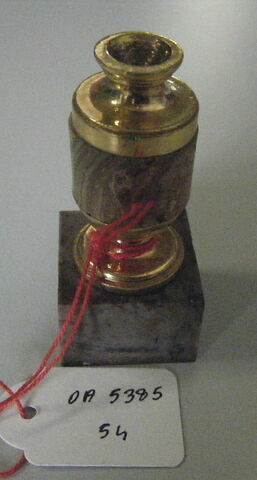 Vase cylindrique à col et pied en cuivre doré