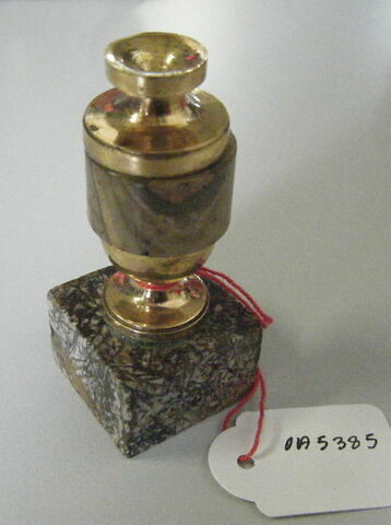 Vase cylindrique à col et pied en cuivre doré, image 1/1