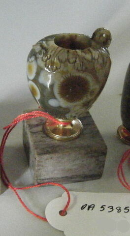 Vase à panse ovoïde, à deux anses prises dans la masse et orné de gravures représentant des feuillages et un soleil, image 1/1