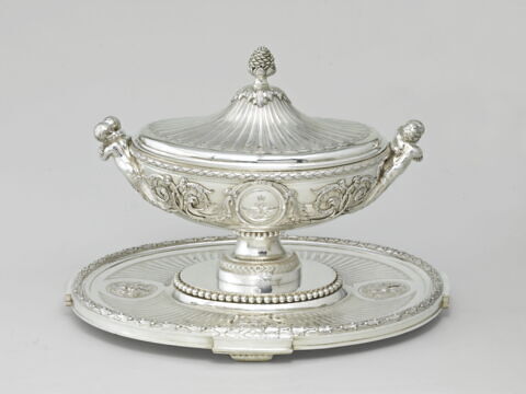 Terrine, sa doublure et son plateau du service du Roi d'Angleterre et de Hanovre George III, d'une paire (OA 12382), image 2/20