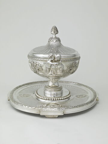 Terrine, sa doublure et son plateau du service du Roi d'Angleterre et de Hanovre George III, d'une paire (OA 12382), image 8/20