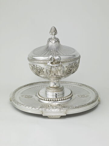 Terrine, sa doublure et son plateau du service du Roi d'Angleterre et de Hanovre George III, d'une paire (OA 12382), image 9/20